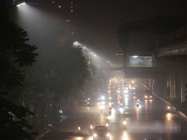 Nửa đêm, bầu trời Hà Nội 'sương khói mờ nhân ảnh', chỉ số AQI cao nhất thế giới