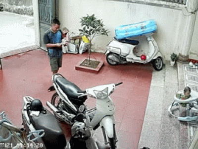 Thót tim khoảnh khắc em bé ngồi xe tập đi ngã từ trên hè xuống sân và pha cứu nguy kịp thời của ông bố trẻ