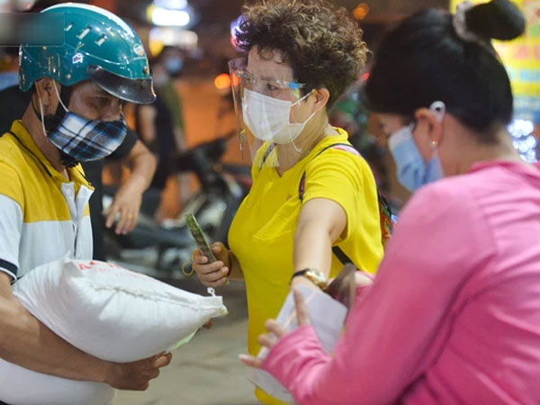 Nghe chuyện thanh niên tự tử vì thất nghiệp, người phụ nữ ở Hà Nội đứng lên phát gạo, tiền miễn phí cho người lao động nghèo
