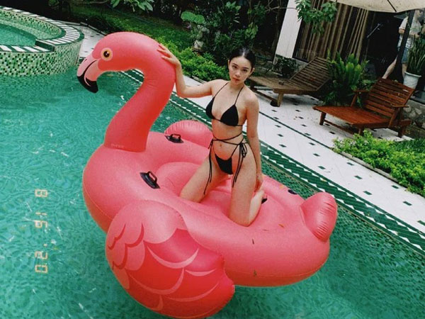Tiểu thư RMIT khoe dáng siêu nuột bên bể bơi, đẹp thế này chắc khối người mơ đây