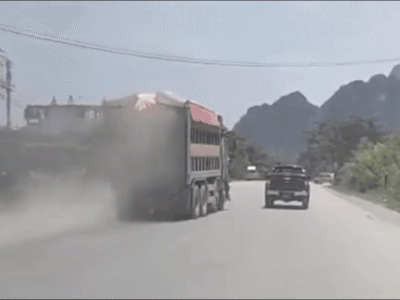 Video: Tài xế xe ben đánh võng luồn lách cố thoát ra khỏi 2 xe của TTGT