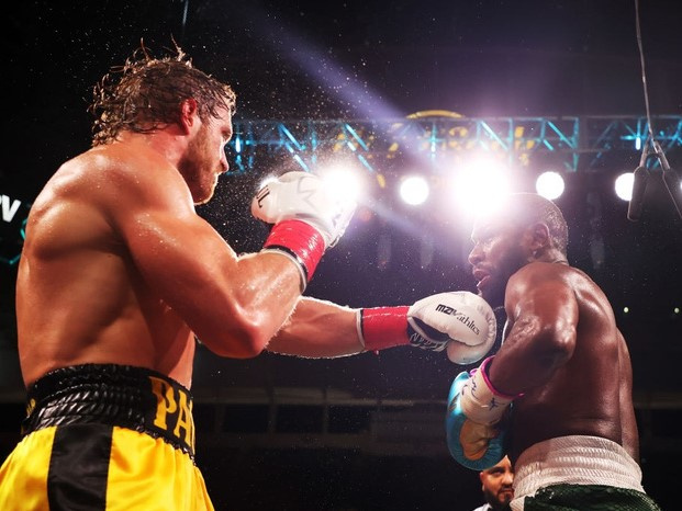 Vừa đánh vừa khiêu khích, YouTuber 23 triệu subs vẫn không thua trước 'độc cô cầu bại' Mayweather