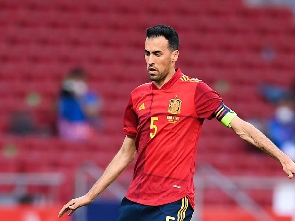 Busquets mắc COVID-19, toàn đội Tây Ban Nha phải cách ly trước thềm EURO 2020