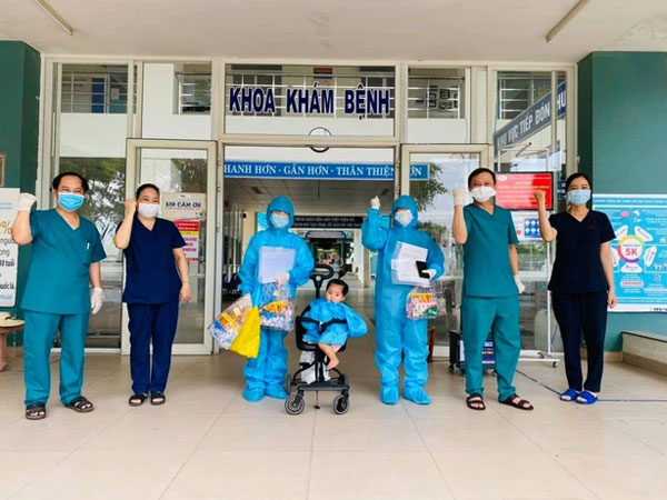 Đà Nẵng 20 ngày không có ca Covid-19 trong cộng đồng, TGĐ thẩm mỹ viện AMIDA cùng con gái xuất viện