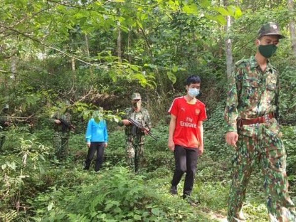 Khởi tố đối tượng đến tâm dịch Bắc Ninh đón người, tổ chức vượt biên sang Trung Quốc