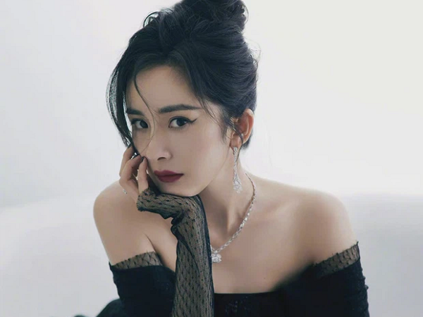 Siêu thảm đỏ Tencent 2021: Dương Mịch sexy hết nấc, Lưu Diệc Phi khoe thần thái ngút ngàn