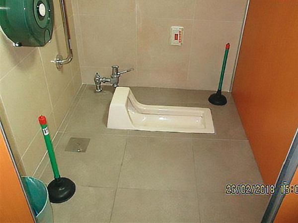 Đồ hút bồn cầu ẩn chứa bí mật kinh tởm trong phòng vệ sinh, hơn 700 cô gái trở thành nạn nhân của kẻ biến thái sốc 'như bị cưỡng hiếp'