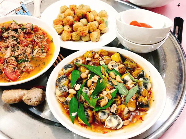 Xa vòng tay bố mẹ, team sinh viên xa nhà trổ tài nấu ăn không vừa: Ai nói cơm sinh viên đạm bạc?