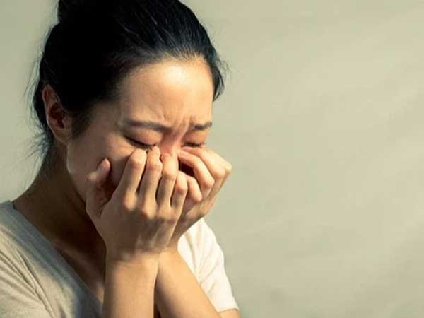 Dọn dẹp phòng ngủ của mẹ chồng, tôi bật khóc tức tưởi khi thấy vật bà giấu kín dưới gầm giường