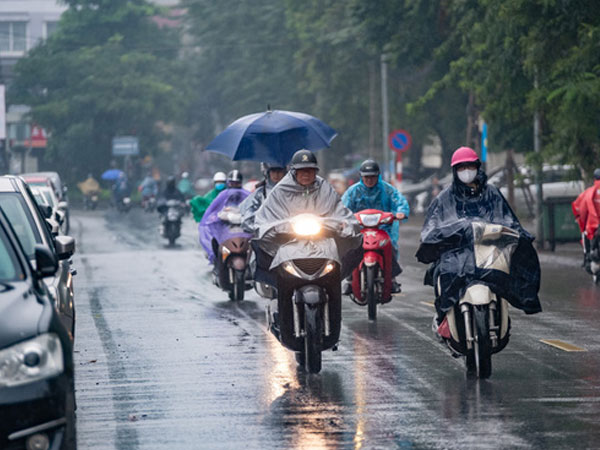 Hà Nội đón 2 đợt mưa dông liên tiếp, duy trì mức nhiệt 27-32 độ C