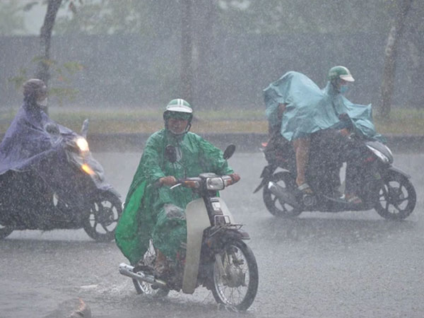Đầu giờ chiều, bầu trời Hà Nội bỗng đen kịt kèm sấm đùng đoàng, mưa lớn 'giải nhiệt' sau những ngày nắng như thiêu đốt