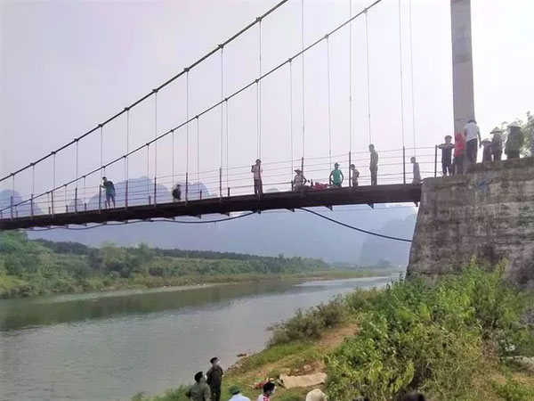 Ngã xe máy văng khỏi cầu treo cao 7 m, người đàn ông tử vong