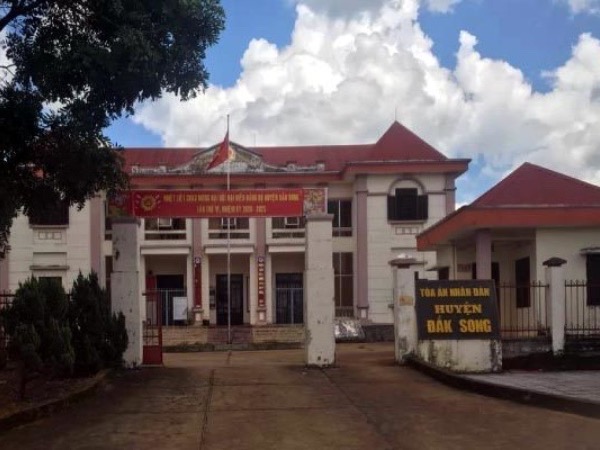 Sự dối trá ngự chốn pháp đình