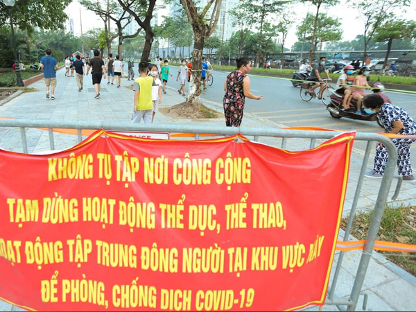 Hà Nội: Người lớn, trẻ nhỏ ngó lơ biển cấm, vô tư chui qua hàng rào công viên tập thể dục, chơi thể thao