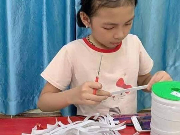 Bé gái 9 tuổi thức gần 'trắng đêm' làm 500 chiếc tai giả gửi các bác sĩ tuyến đầu chống dịch ở Bắc Giang