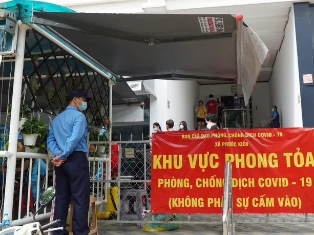 Phong tỏa 1 block chung cư ở Nhà Bè vì ca Covid-19 lây nhiễm qua nhiều vòng