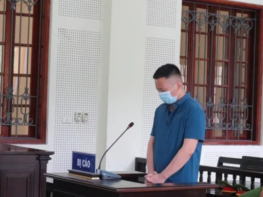 Phóng ôtô đến, cầm dao đâm chết người đàn ông tát nữ nhân viên quán karaoke