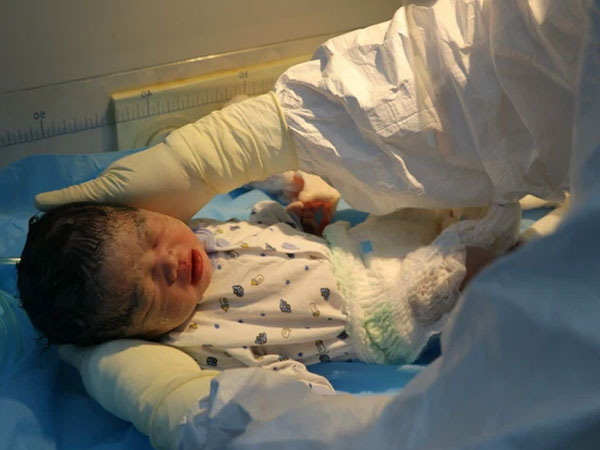 Hà Nội: Bé sơ sinh trong khu cách ly xuất viện một mình, mẹ mắc Covid-19 vẫn đang hôn mê