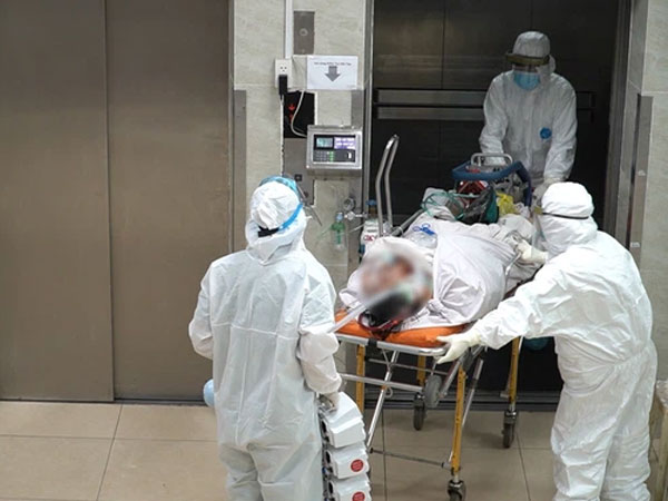 Chiến sĩ công an mắc Covid-19 ở quận Tân Phú được đặt ECMO, chuyển sang BV Chợ Rẫy để tiếp tục chữa trị