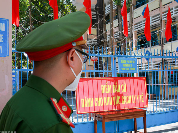 2 vợ chồng chiến sĩ công an quận Tân Phú dương tính với SARS-CoV-2