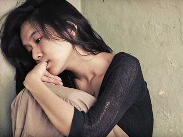 12 giờ đêm, cô đồng nghiệp dìu chồng tôi say khướt về 'trao trả', khi thấy vật ướt nhẹp nằm trong túi quần anh, tôi ngã quỵ