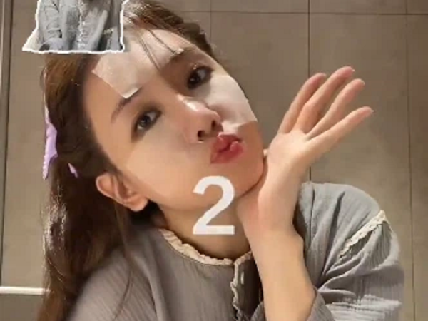 Hari Won áp dụng cách dưỡng ẩm chưa tốn quá 3 phút nhưng giúp da căng mọng, mướt mát và trẻ lâu