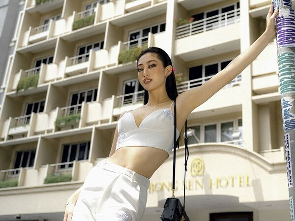 Hoa hậu Lương Thùy Linh khoe eo thon, ngực đầy trong loạt trang phục trắng tinh khiết