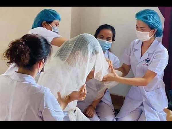 Đau lòng cảnh 'nữ chiến sĩ áo trắng' đội khăn tang trong khu cách ly: Không ngờ đó là lần cuối gặp cha