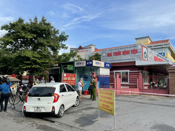Phong tỏa Bệnh viện Đa khoa Hà Tĩnh vì nghi có ca mắc COVID-19