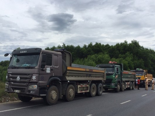 Ba tài xế xe tải cố thủ trong xe, 'thi gan' suốt 3 giờ với CSGT