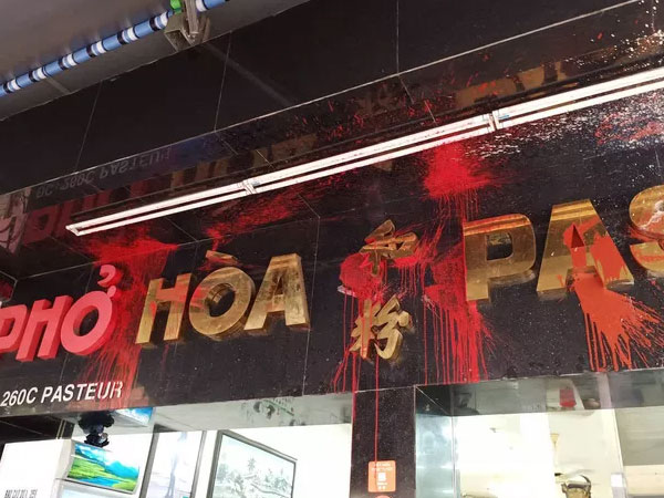 Vào quán phở nổi tiếng ở TP HCM bỏ gián vào tô phở để rồi... lãnh đủ!