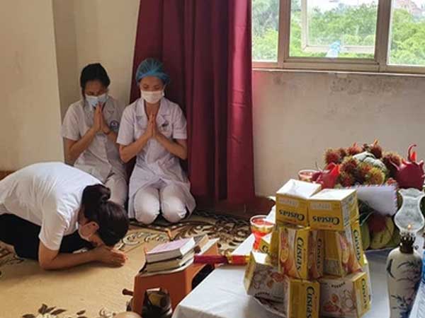 Rớt nước mắt cảnh nữ điều dưỡng chống COVID-19 vọng bái cha vì không thể về chịu tang