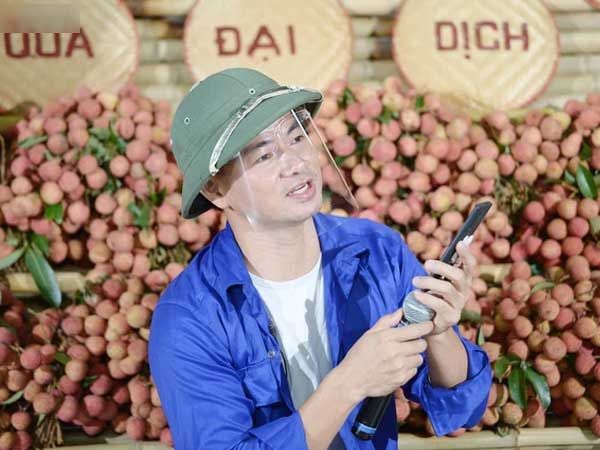 Xuân Bắc livestream bán vải thiều, bí xanh và mận giúp bà con nông dân: Chưa đầy 1 tiếng đã chốt được 5.000 đơn, khối lượng lên đến 85 tấn