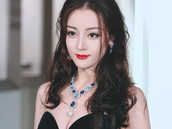 Ngày sinh nhật chỉ có duy nhất một nghệ sĩ gửi lời chúc mừng, Địch Lệ Nhiệt Ba bị chê quan hệ kém với đồng nghiệp dù nổi đình nổi đám