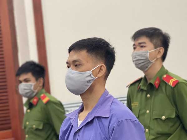 Đâm chết cha nuôi khi thấy vào nhà nghỉ với vợ mình
