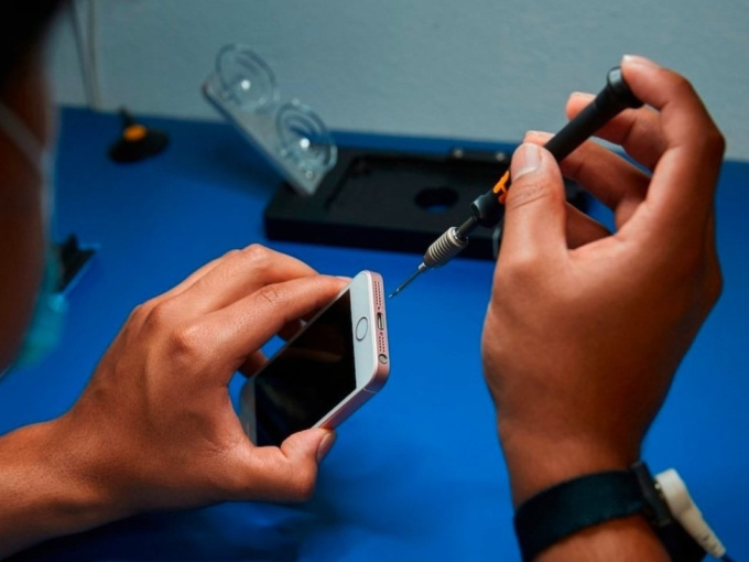 Mang iPhone đi sửa, cô gái bàng hoàng phát hiện ảnh nóng của mình trong điện thoại bị nhân viên Apple phát tán trên Facebook