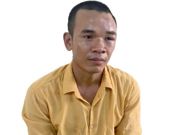 Tiện tay lấy cờ Tổ quốc lau chùi xe, nam thanh niên bị khởi tố