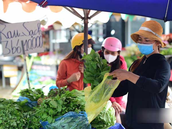 Cuộc sống trong khu cách ly Gò Vấp, cô bán hàng đeo 2 khẩu trang