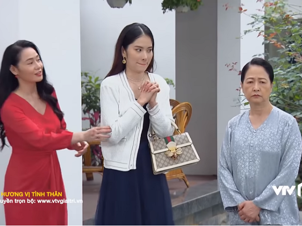 Hương vị tình thân tập 36: Kỳ Duyên hôn Long trước mặt cả nhà, bị bà Dần nhận xét như 'kỳ nhông'