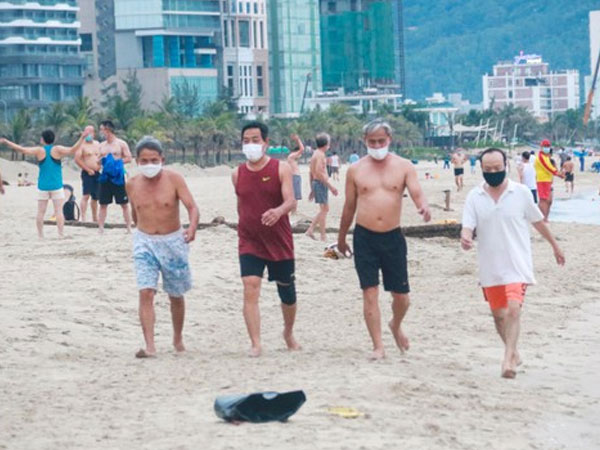Người dân Đà Nẵng khai báo y tế, đeo khẩu trang tắm biển theo khung giờ