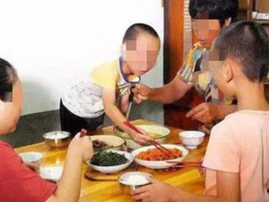 3 thói quen trên bàn ăn nói lên đứa trẻ sẽ khó thành công, hành vi cuối cùng nghiêm trọng nhất, bố mẹ cần sớm giúp con điều chỉnh
