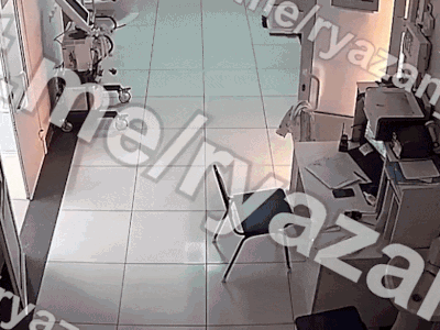Máy thở đột nhiên bốc cháy trong bệnh viện ở Nga, tạo nên cảnh khiếp đảm nữ y tá mặc đồ bảo hộ hóa 'ngọn đuốc sống' lao ra ngoài