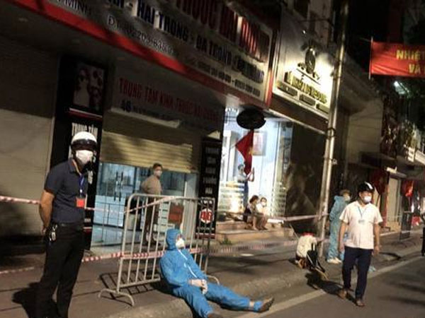 Vợ chồng F0 không đeo khẩu trang, nhổ nước bọt trước mặt lực lượng y tế