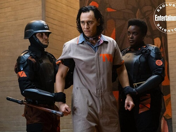 TV series 'Loki' mở màn như tấu hài, 'thần điêu đại bịp' bị hành ngay từ tập 1