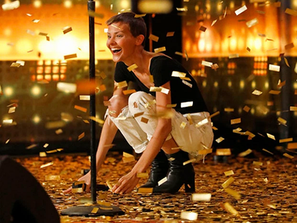 Cô nàng mắc ung thư khiến giám khảo America's Got Talent trào nước mắt, trao ngay nút vàng!