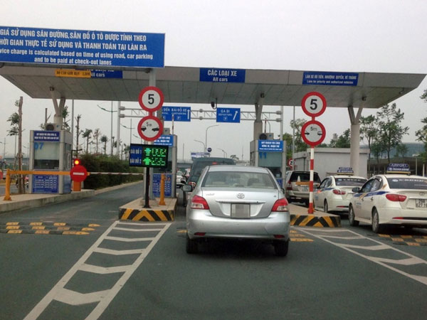 Xe ô tô ra, vào sân bay vẫn phải nộp phí, kể cả dưới 10 phút