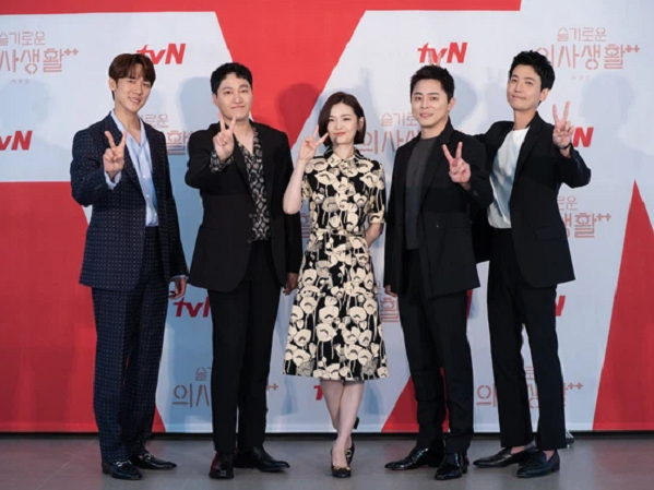 Jo Jung Suk xuất hiện điển trai bên dàn sao Hospital Playlist 2 trong buổi họp báo ra mắt phim