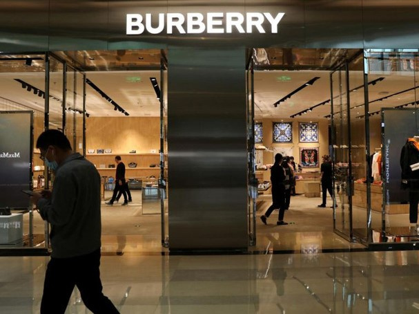 Ý: Bắt chủ cơ sở người Trung Quốc gia công hàng Burberry bóc lột lao động