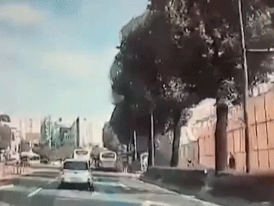 Clip: Tòa nhà 5 tầng bất ngờ đổ sụp vào xe bus làm 9 người tử vong, 8 người bị thương nặng