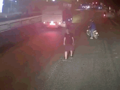 Video: Cố tình 'cà khịa' tài xế container, 2 thanh niên nhận kết đắng